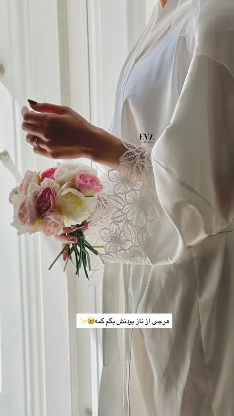 عروس با دسته گل صورتی در نور پنجره